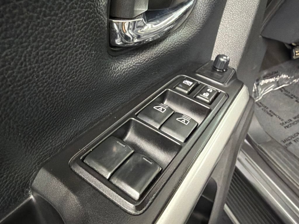 Used 2018 Nissan Titan SV RWD image 20