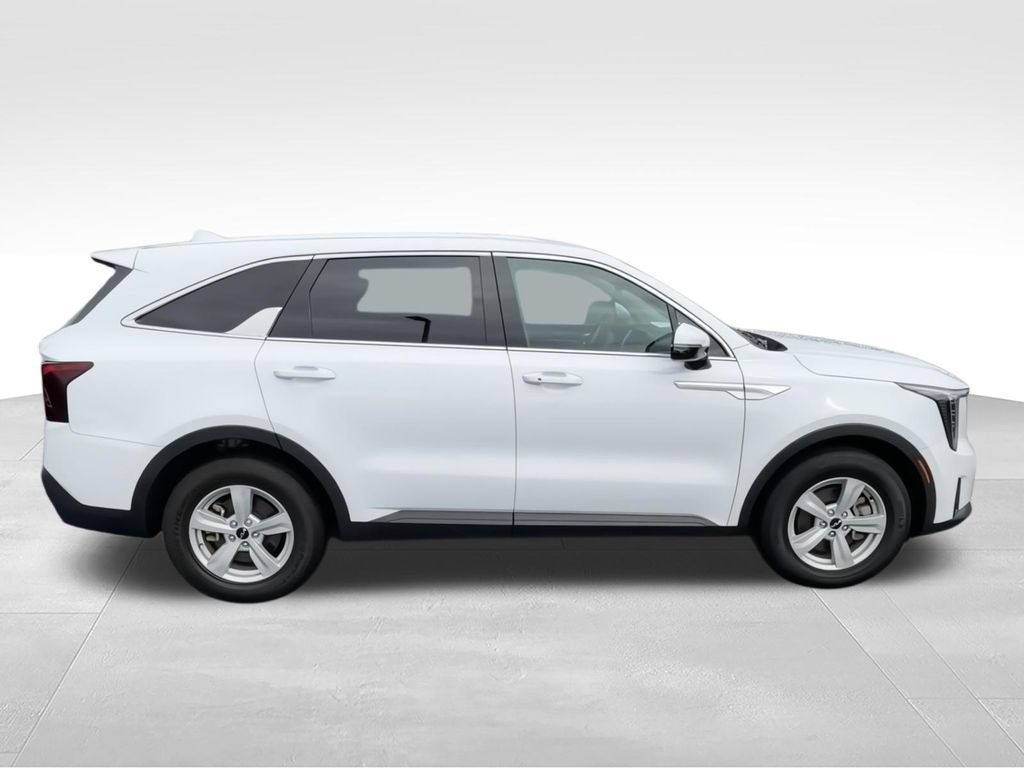 Used 2024 Kia Sorento LX FWD image 2