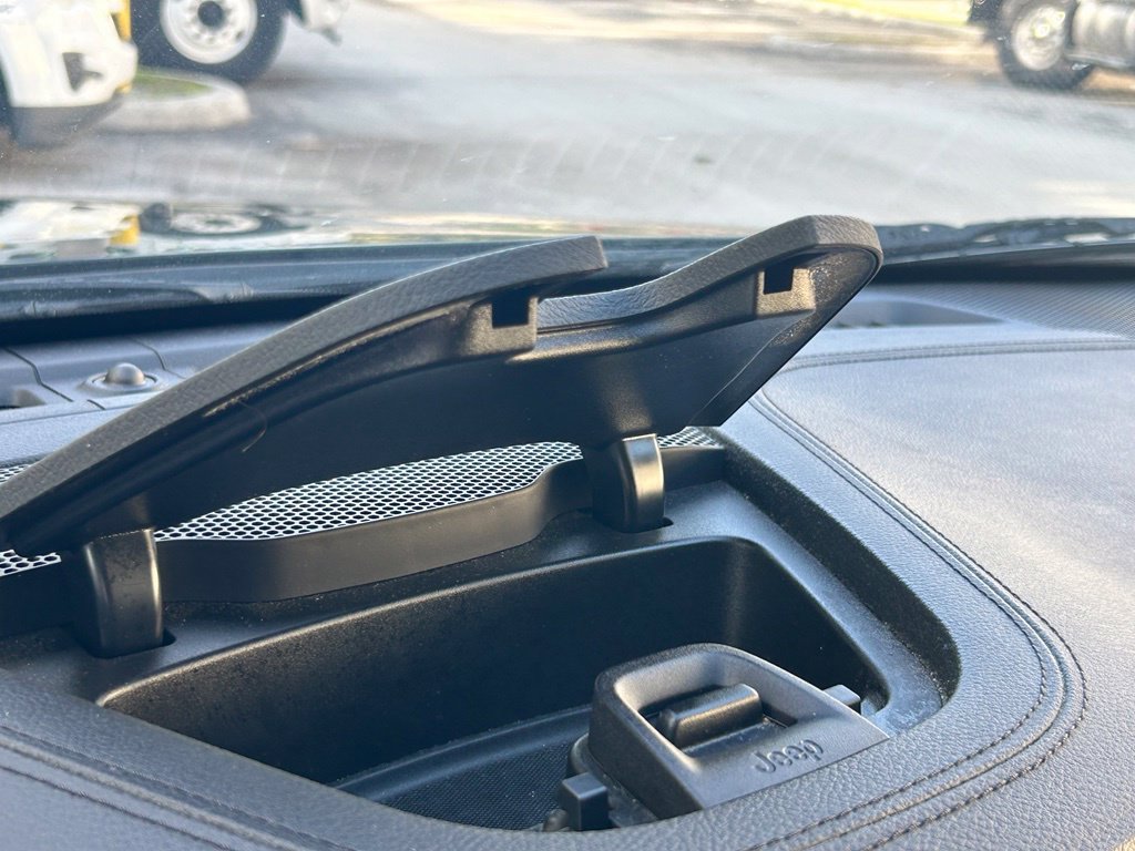 Used 2019 Jeep Cherokee Limited FWD image 25