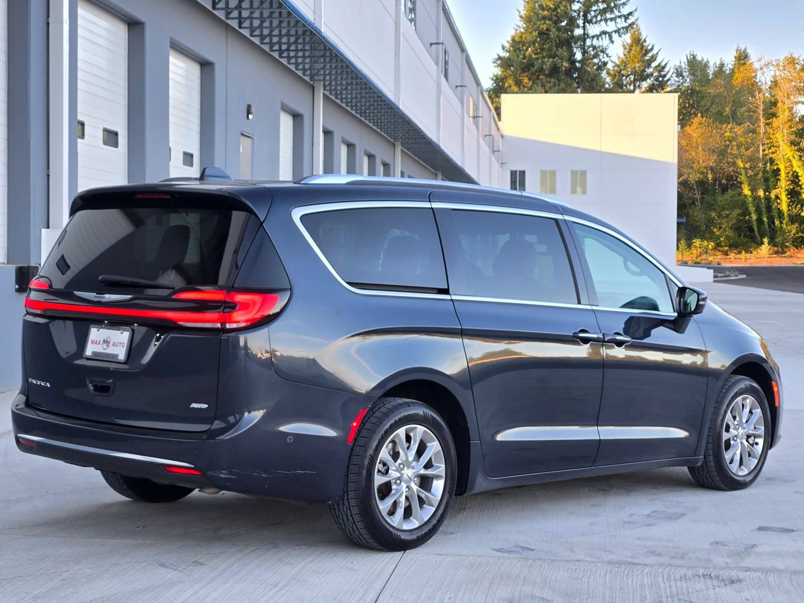 Used 2021 Chrysler Pacifica Touring-L w/ Premium & Safety Sphere Group AWD/4WD image 8