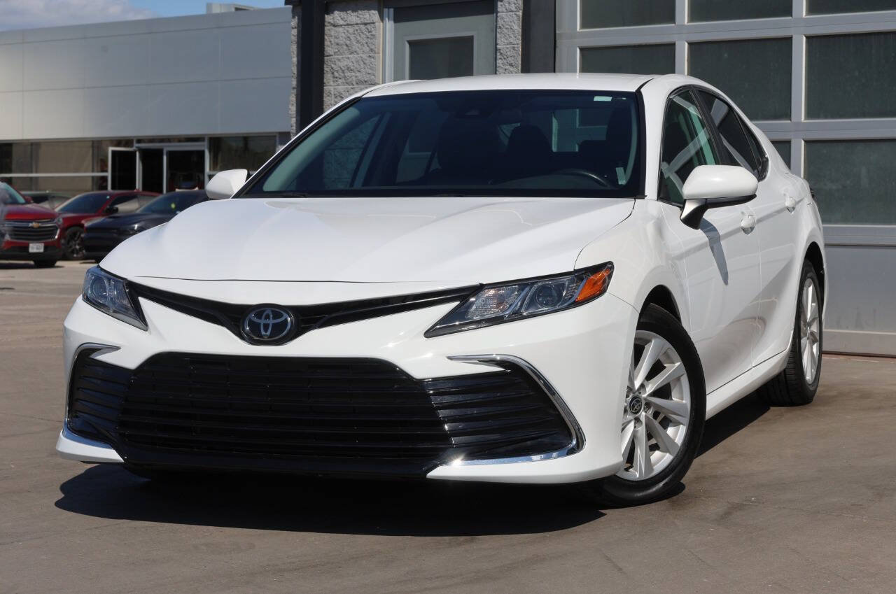 Used 2022 Toyota Camry LE FWD image 3