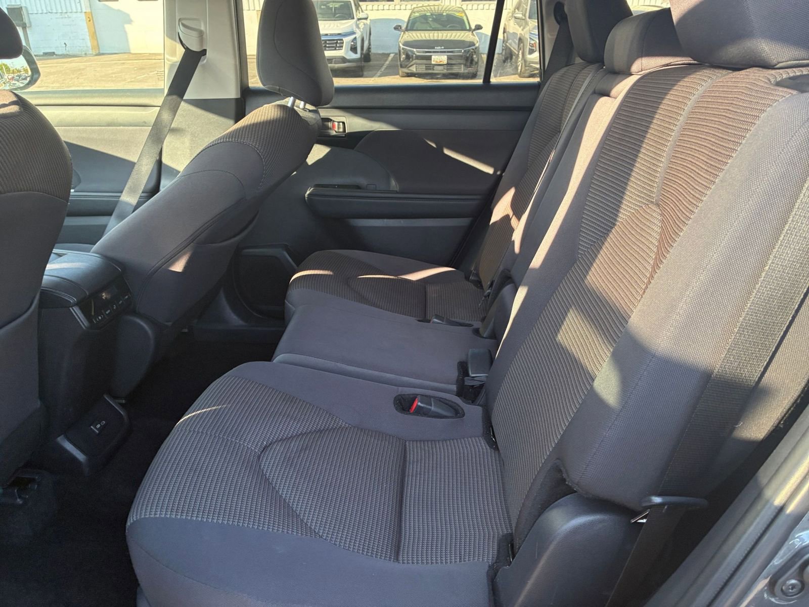Used 2025 Toyota Highlander LE FWD image 27