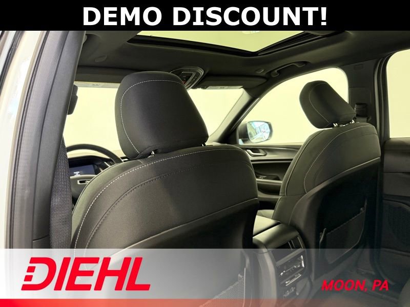 New 2025 Jeep Grand Cherokee Laredo X w/ Luxury Tech Group I AWD/4WD image 18