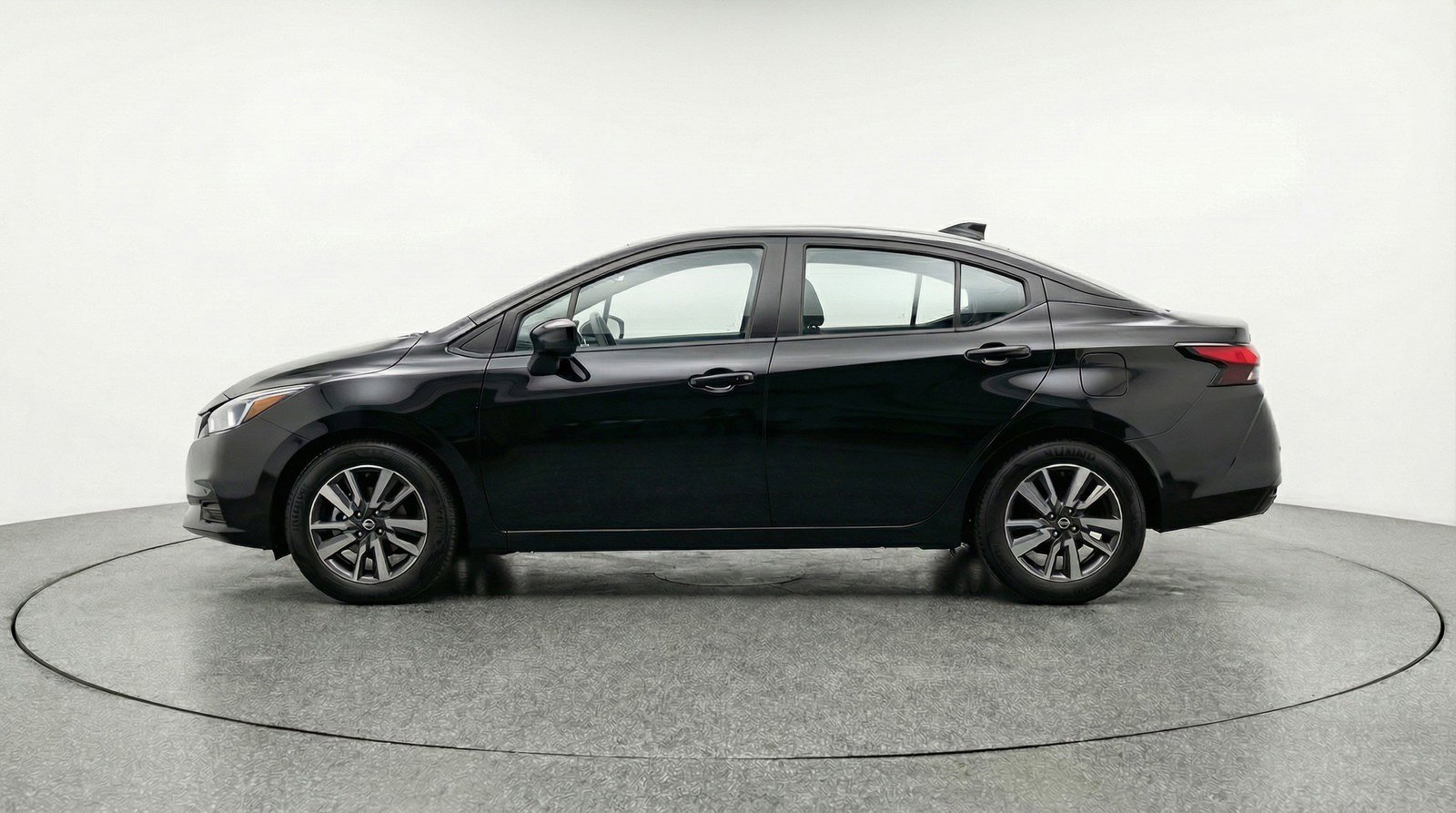Used 2025 Nissan Versa SV FWD image 4
