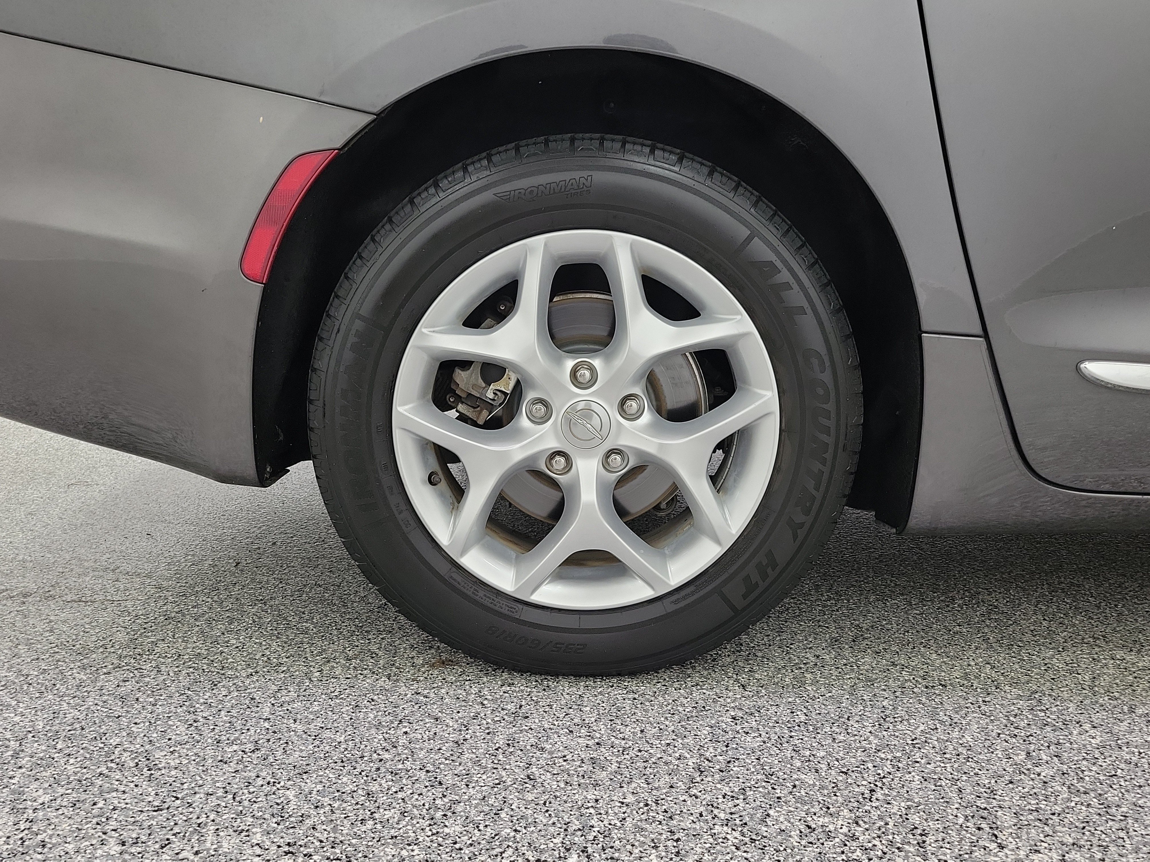 Used 2017 Chrysler Pacifica Touring-L Plus w/ Tire & Wheel Group FWD image 6