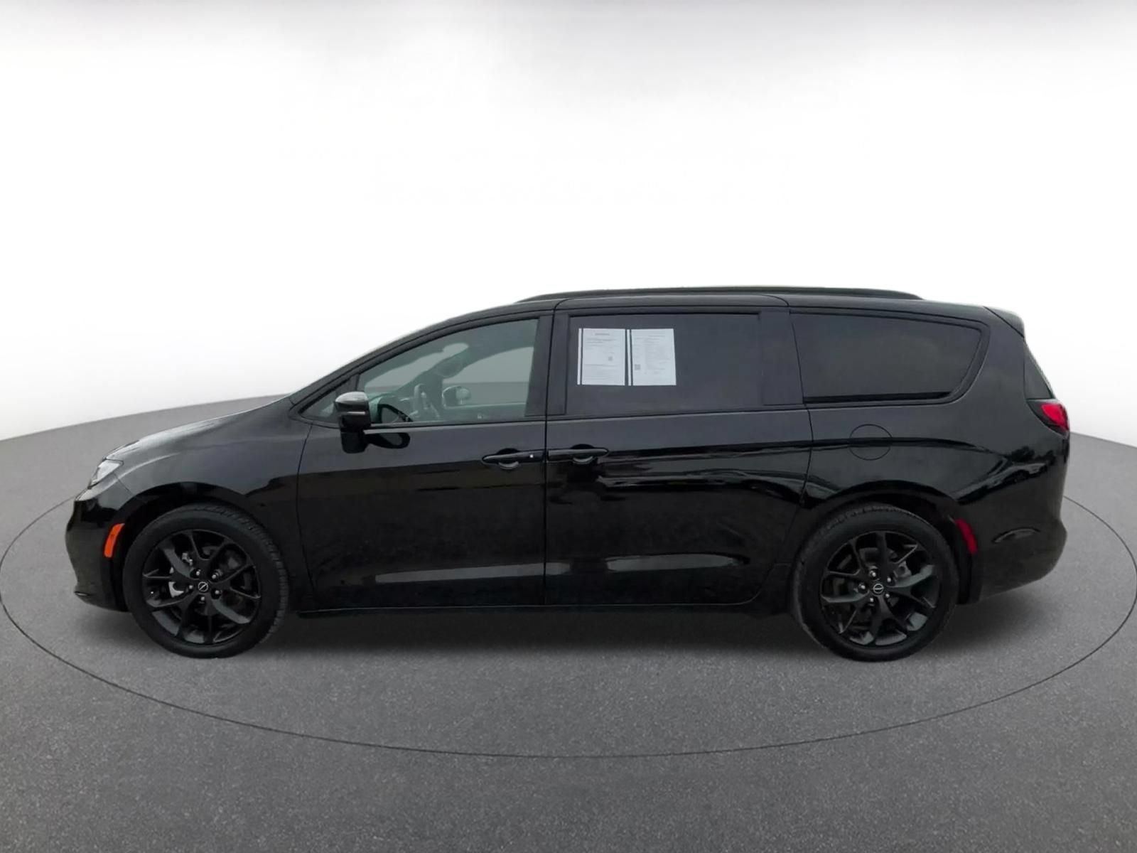 Used 2025 Chrysler Pacifica Limited FWD image 8