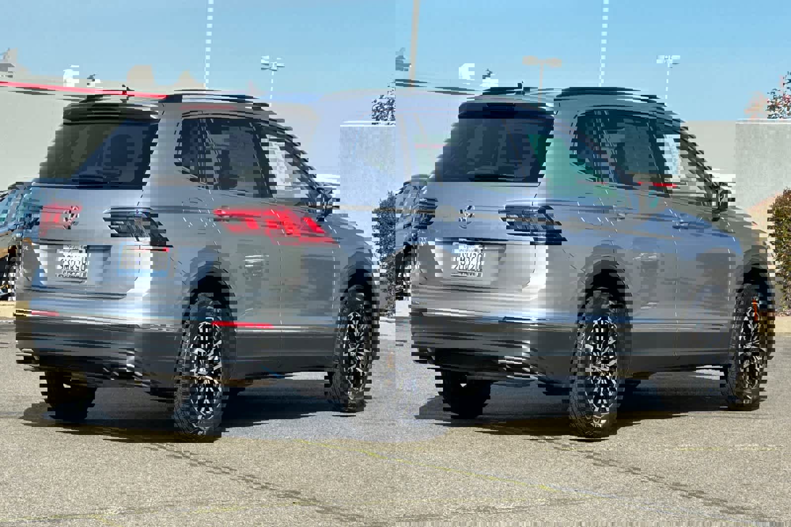 Used 2021 Volkswagen Tiguan SE w/ Panoramic Sunroof Package image 2