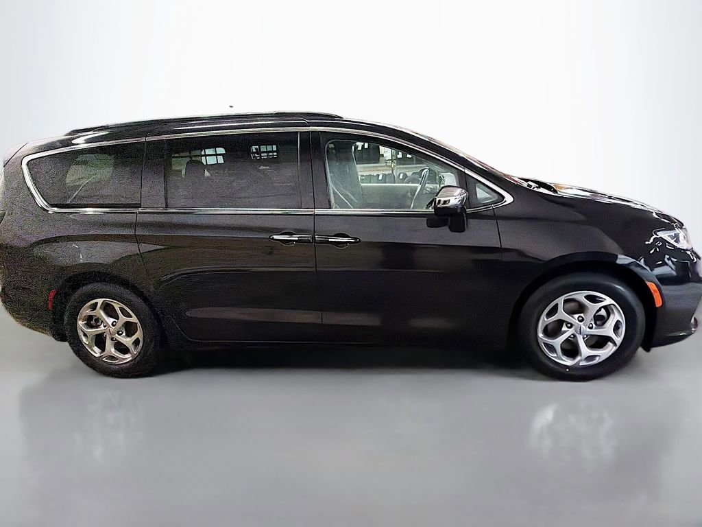 Used 2023 Chrysler Pacifica Limited image 4