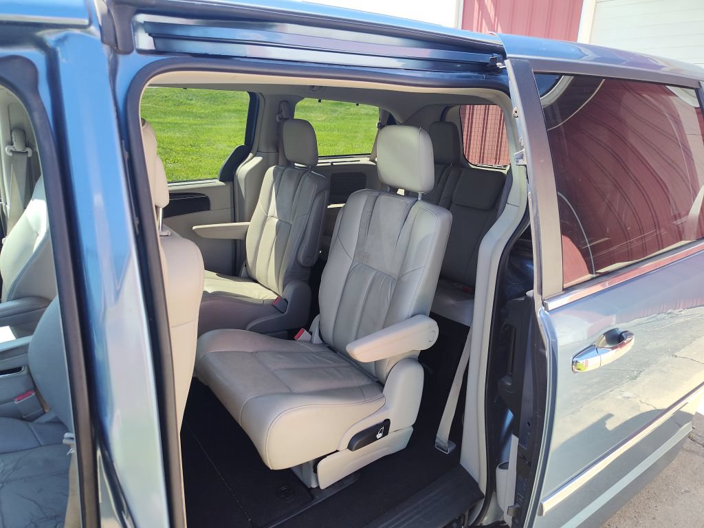 Used 2011 Chrysler Town & Country Limited FWD image 6