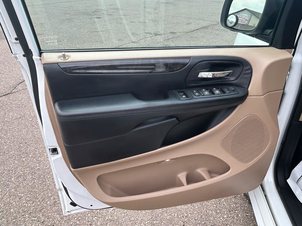 Used 2016 Dodge Grand Caravan SXT FWD image 14