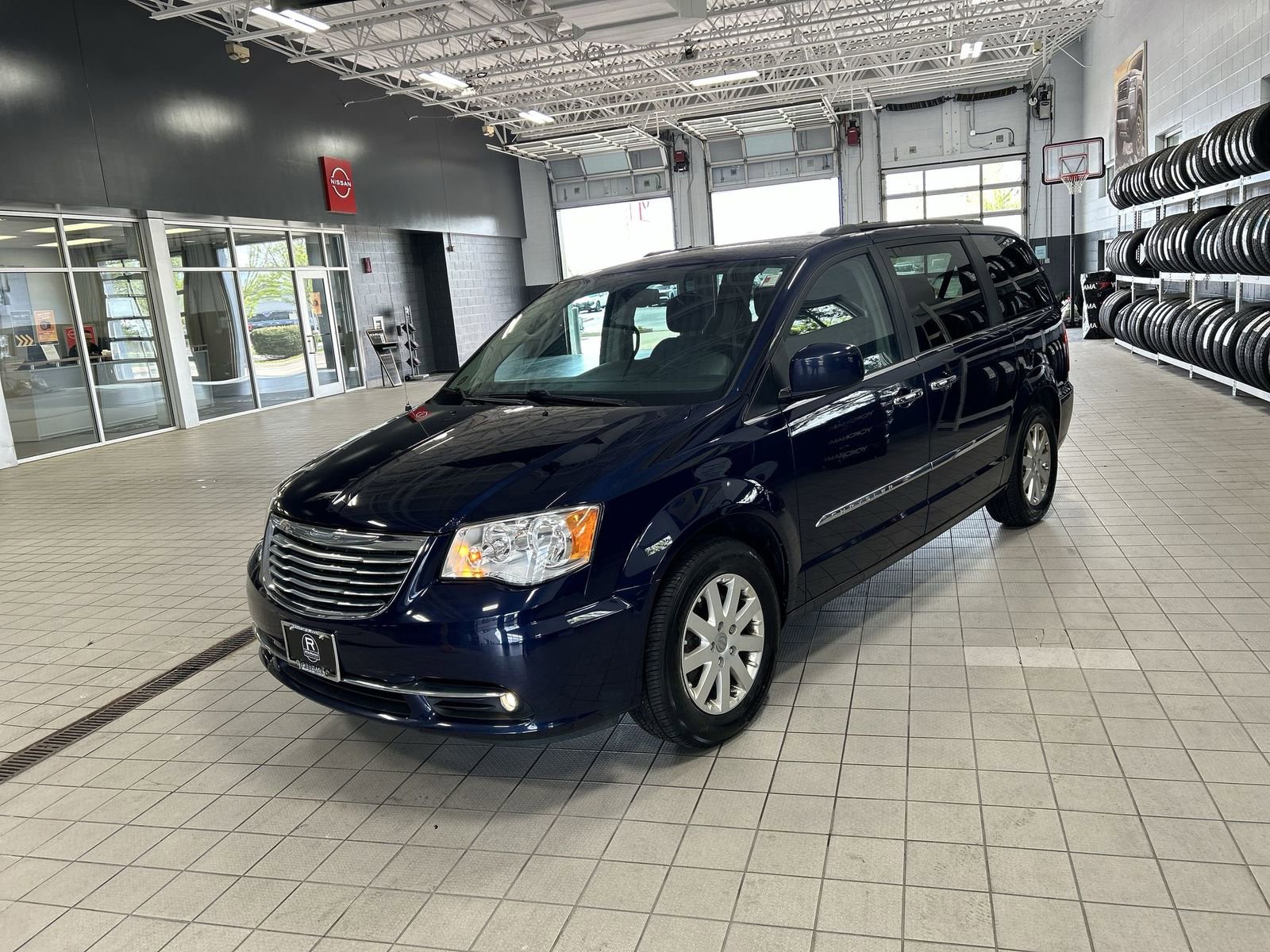 Used 2016 Chrysler Town & Country Touring w/ Driver Convenience Group FWD image 9