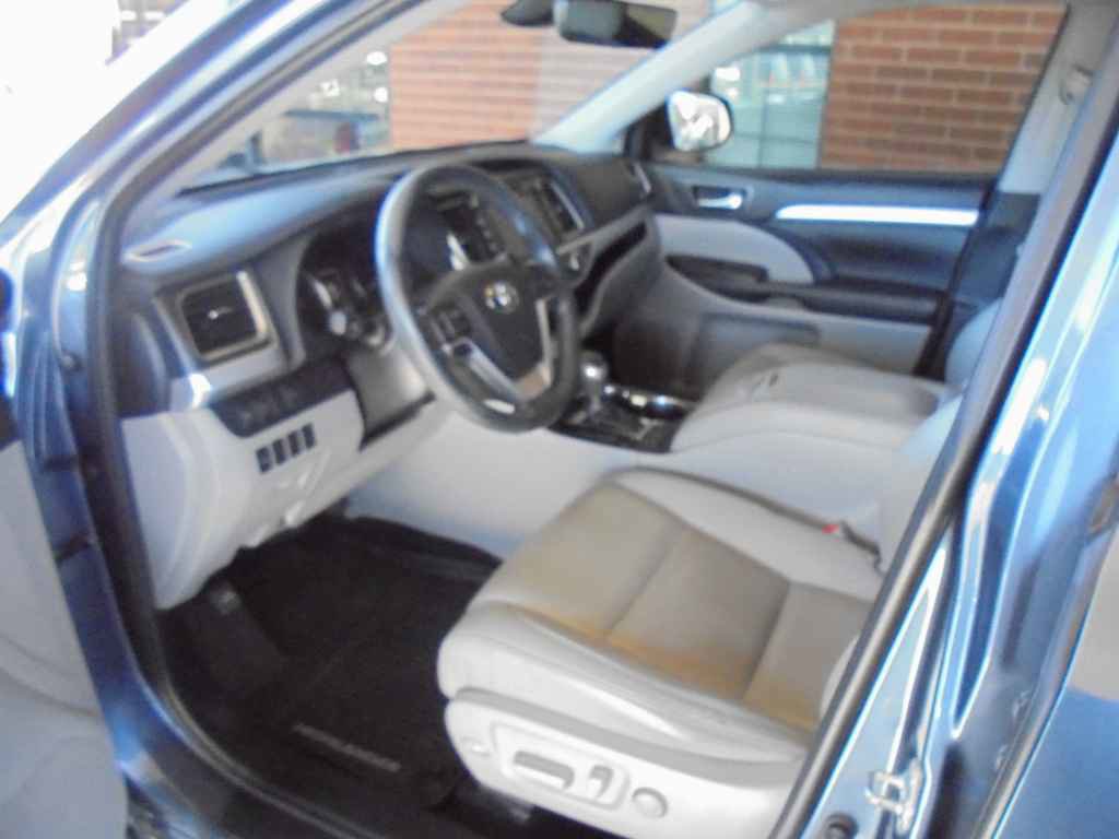 Used 2019 Toyota Highlander XLE image 7