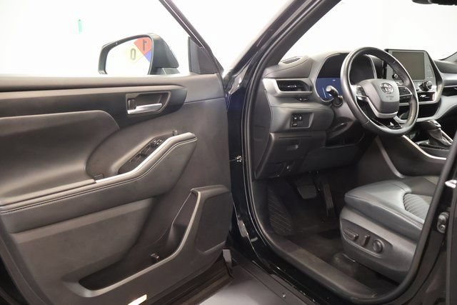 Certified 2025 Toyota Highlander XSE AWD/4WD image 9