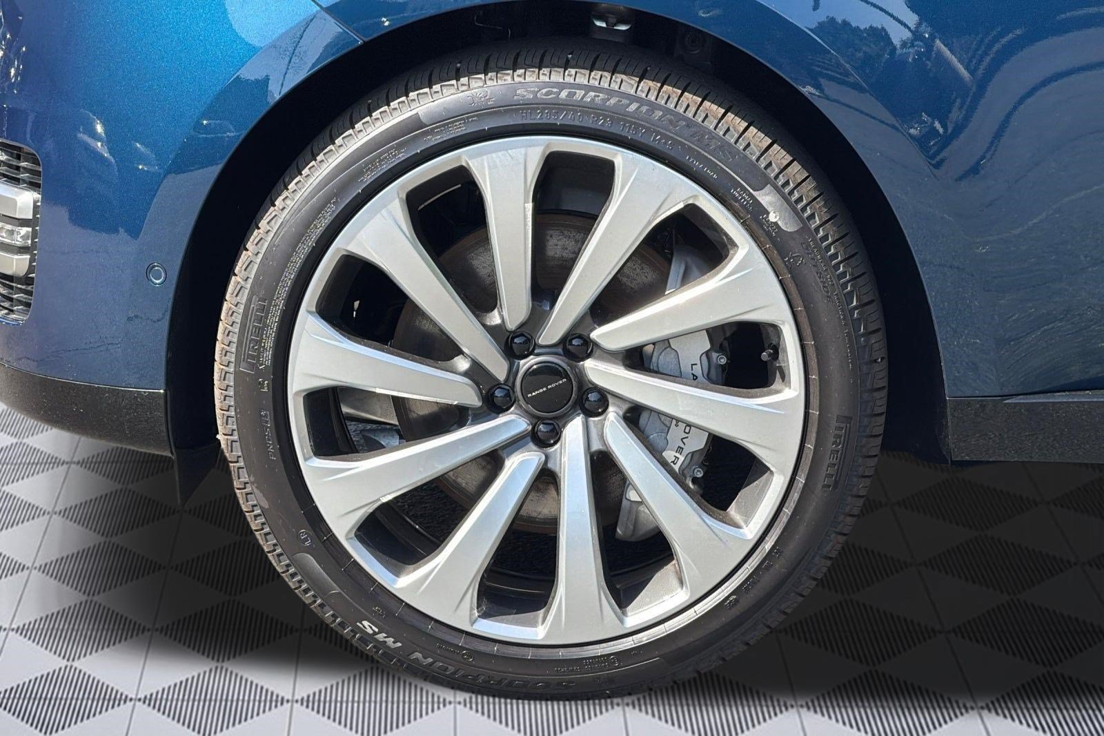 New 2026 Land Rover Range Rover Long Wheelbase SE AWD/4WD image 13