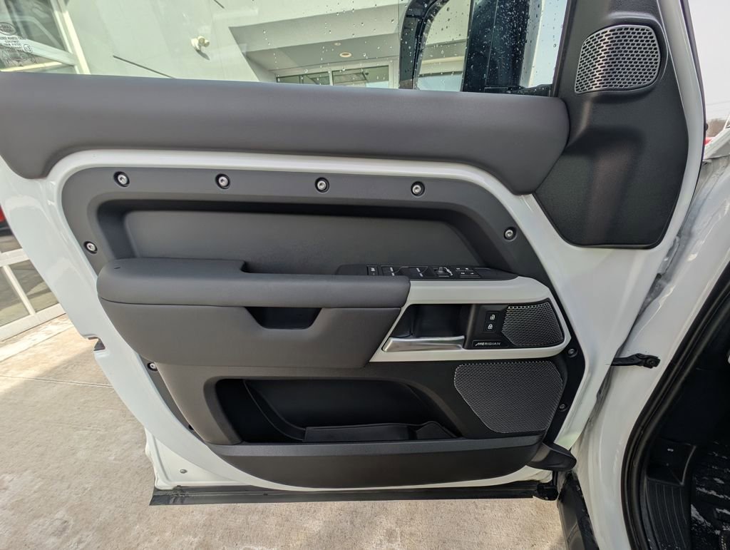 Used 2024 Land Rover Defender 110 S image 37