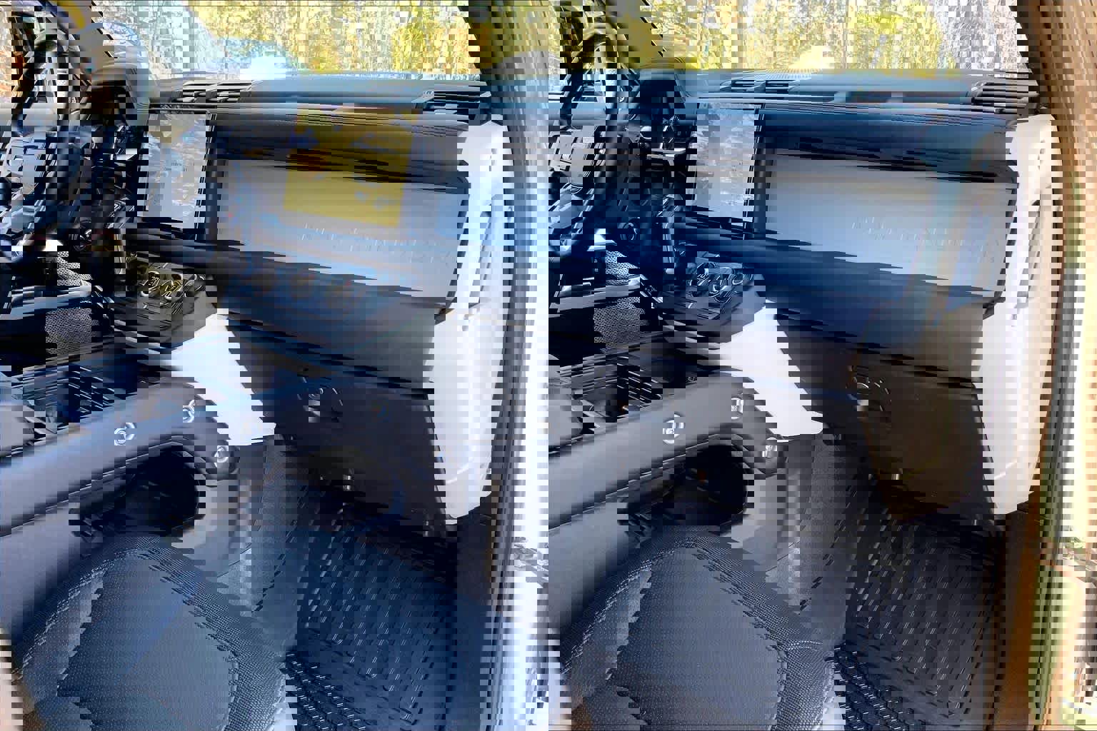 Used 2023 Land Rover Defender 130 X-Dynamic SE image 16