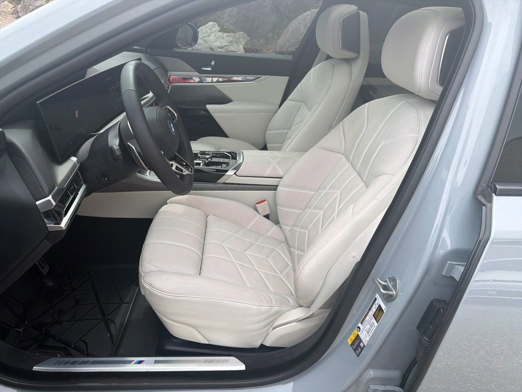 Used 2025 BMW i7 eDrive50 w/ M Sport Package RWD image 17