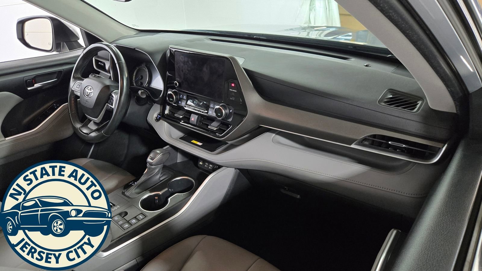 Used 2023 Toyota Highlander XLE AWD/4WD image 39