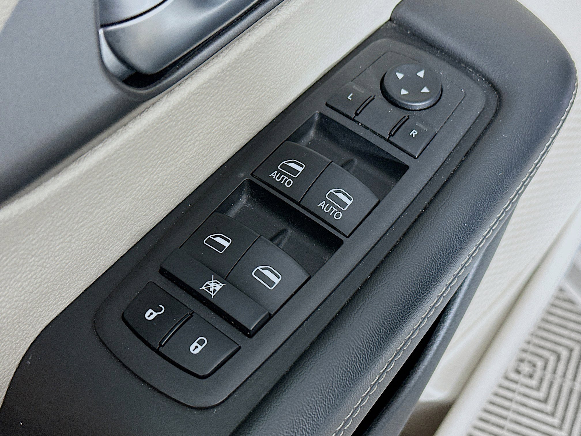 Used 2023 Chrysler Pacifica Touring-L image 17