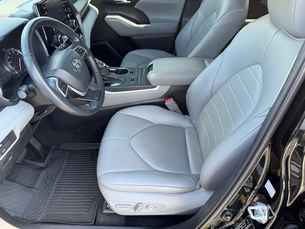 Used 2022 Toyota Highlander XLE AWD/4WD image 12