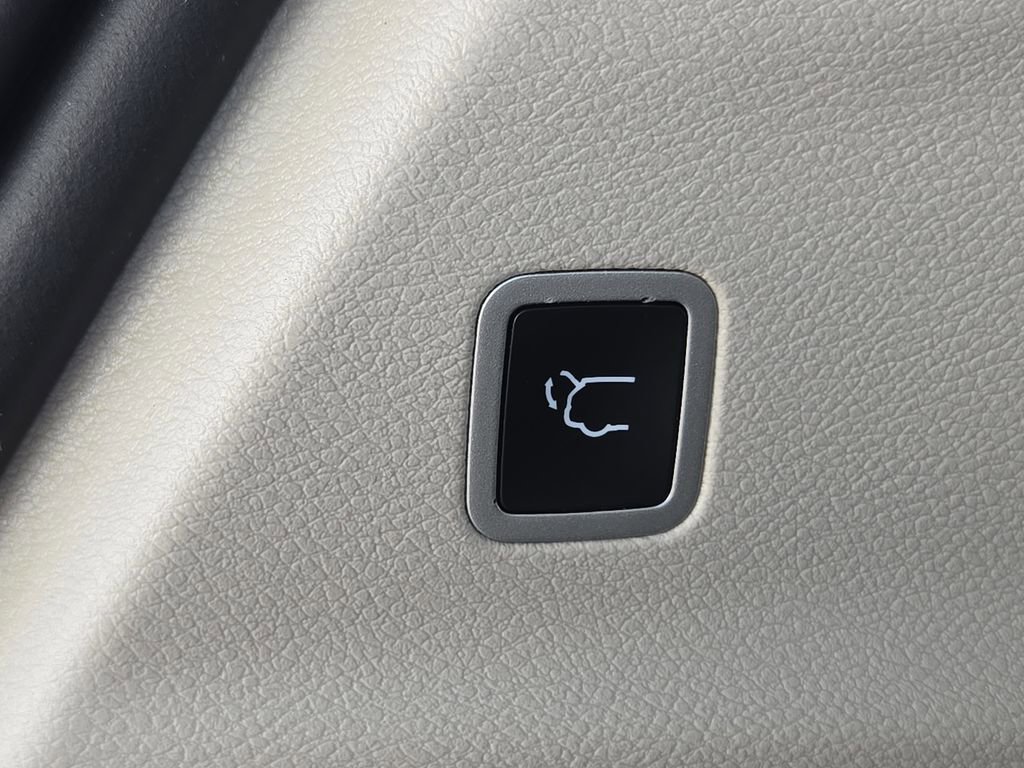 Used 2023 Chrysler Pacifica Touring-L FWD image 12