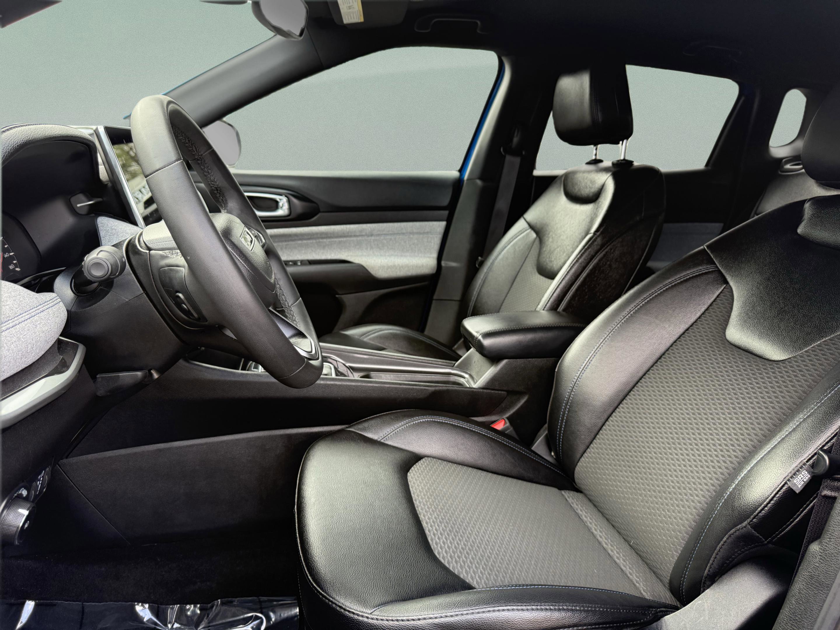 Used 2024 Jeep Compass Latitude image 11