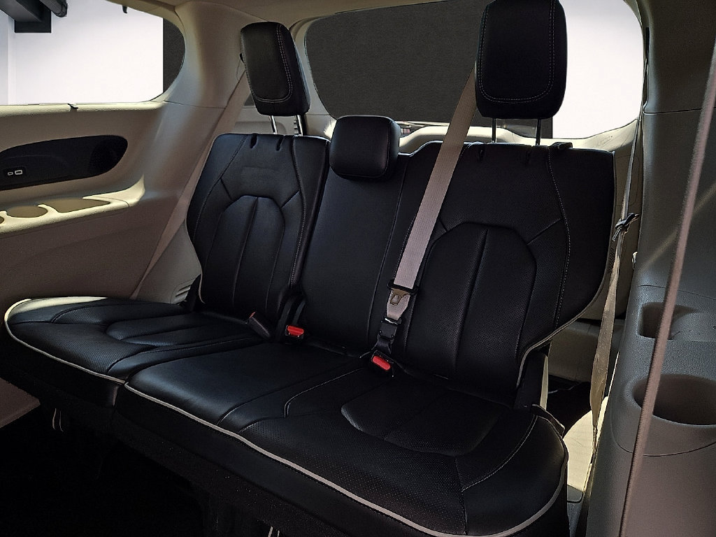 Used 2023 Chrysler Pacifica Limited FWD image 9