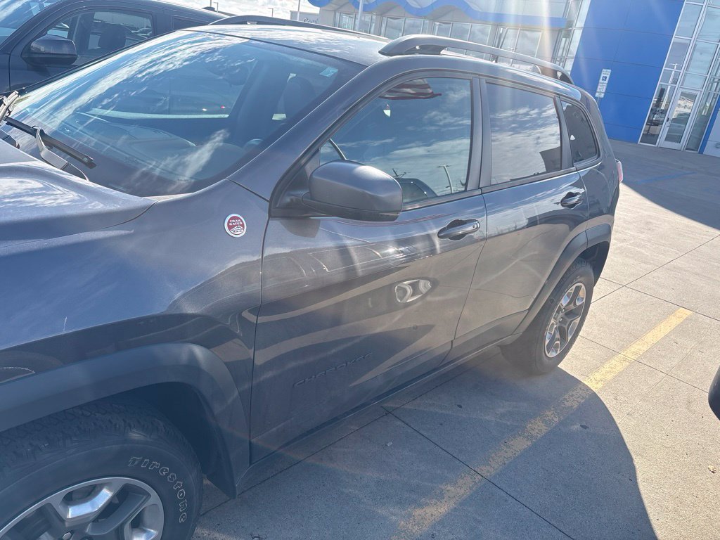 Used 2019 Jeep Cherokee Trailhawk w/ Cold Weather Group AWD/4WD image 10