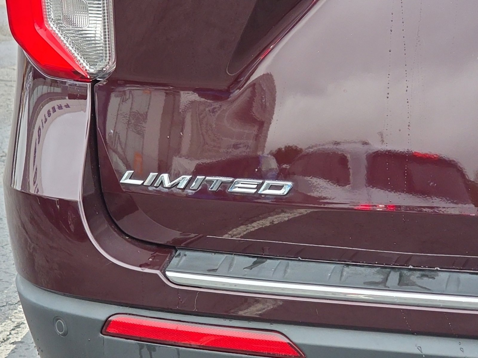 Used 2022 Ford Explorer Limited w/ Limited Technology Package AWD/4WD image 7