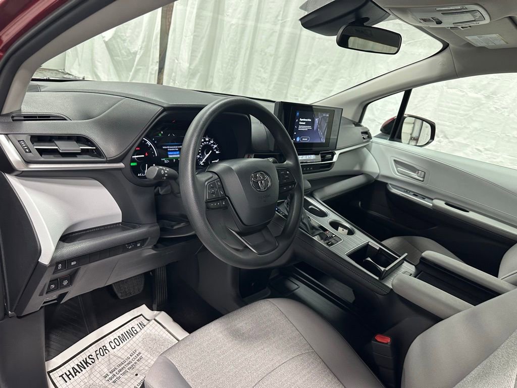 Used 2025 Toyota Sienna LE image 15