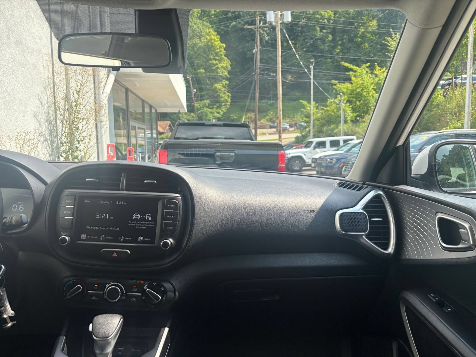 Used 2025 Kia Soul LX w/ LX Technology Package FWD image 32