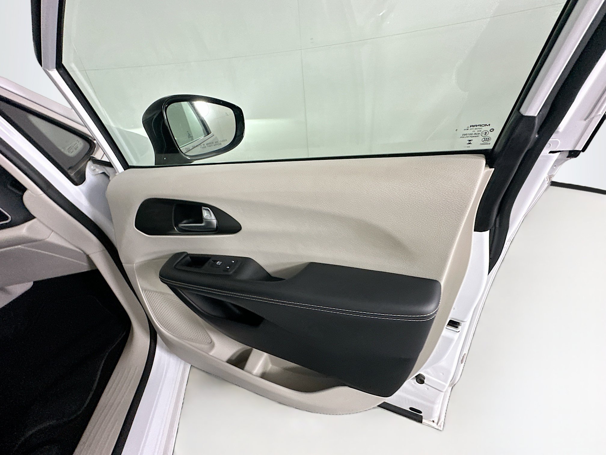 Used 2024 Chrysler Pacifica Touring-L FWD image 33