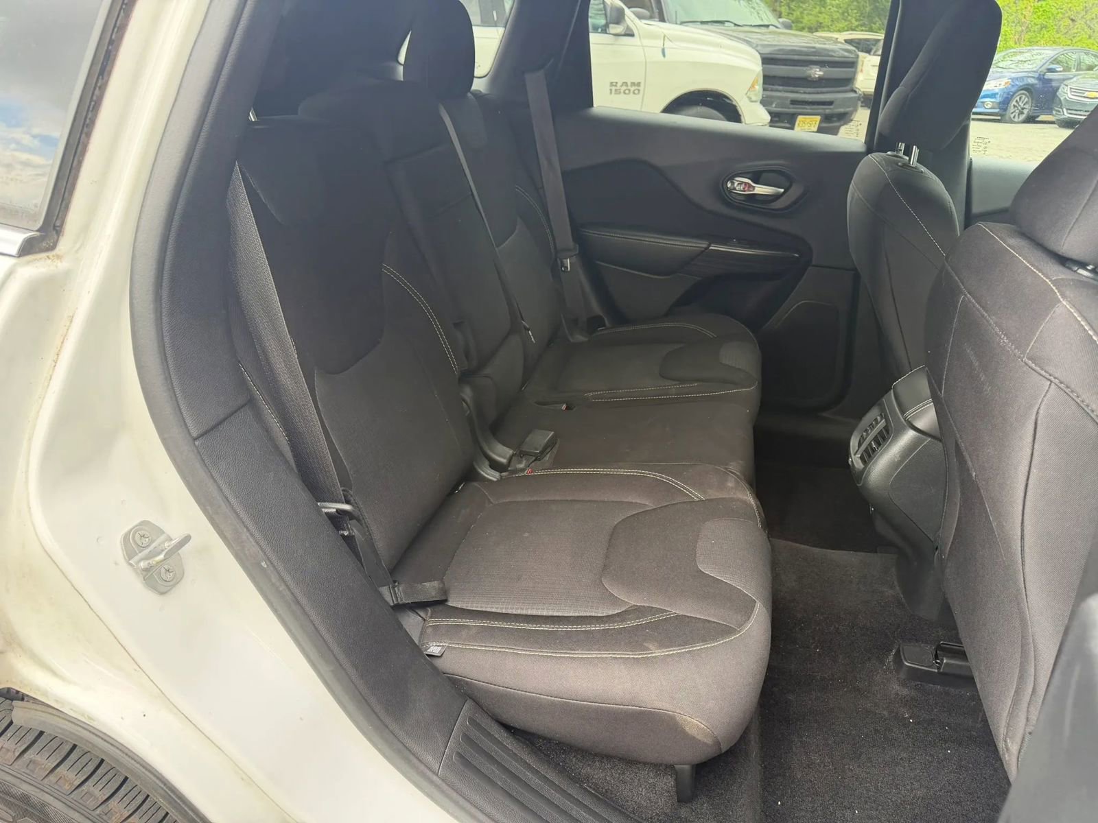 Used 2015 Jeep Cherokee Latitude w/ Cold Weather Group AWD/4WD image 15