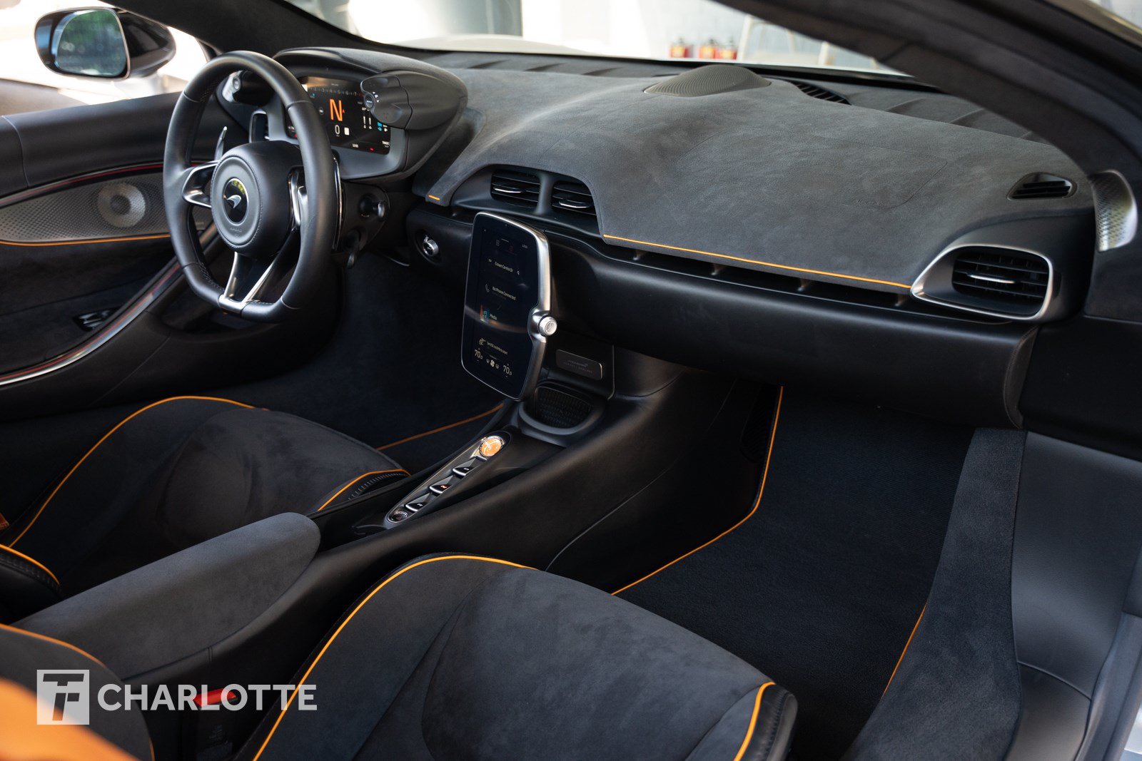 Used 2025 McLaren Artura Spider RWD image 28