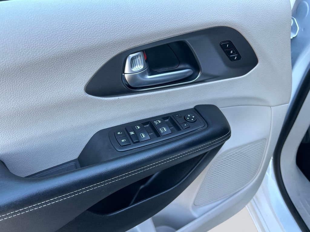 Used 2024 Chrysler Pacifica Touring-L image 19