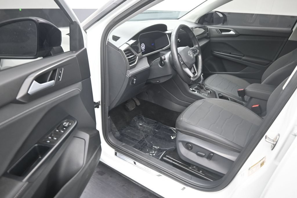 Used 2025 Volkswagen Taos SE FWD image 10