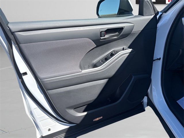 Used 2024 Toyota Highlander LE image 30