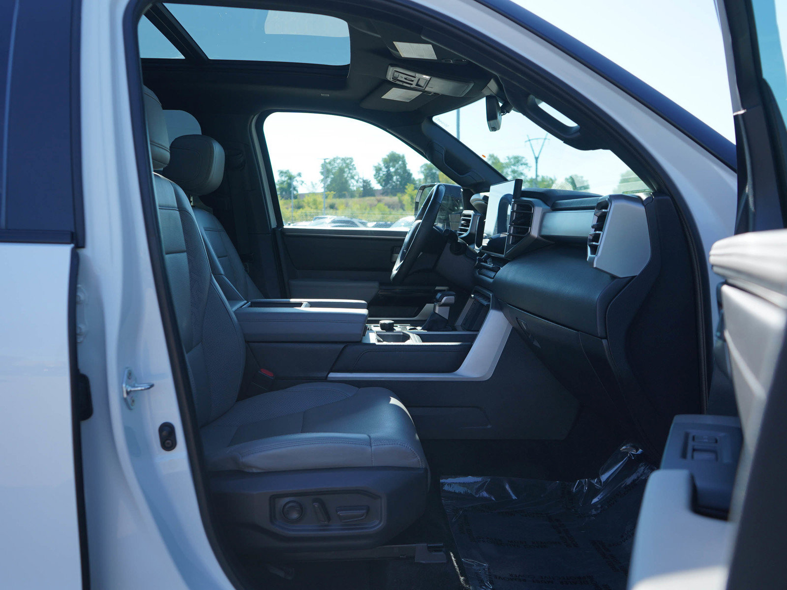 Used 2025 Toyota Tundra Limited AWD/4WD image 11