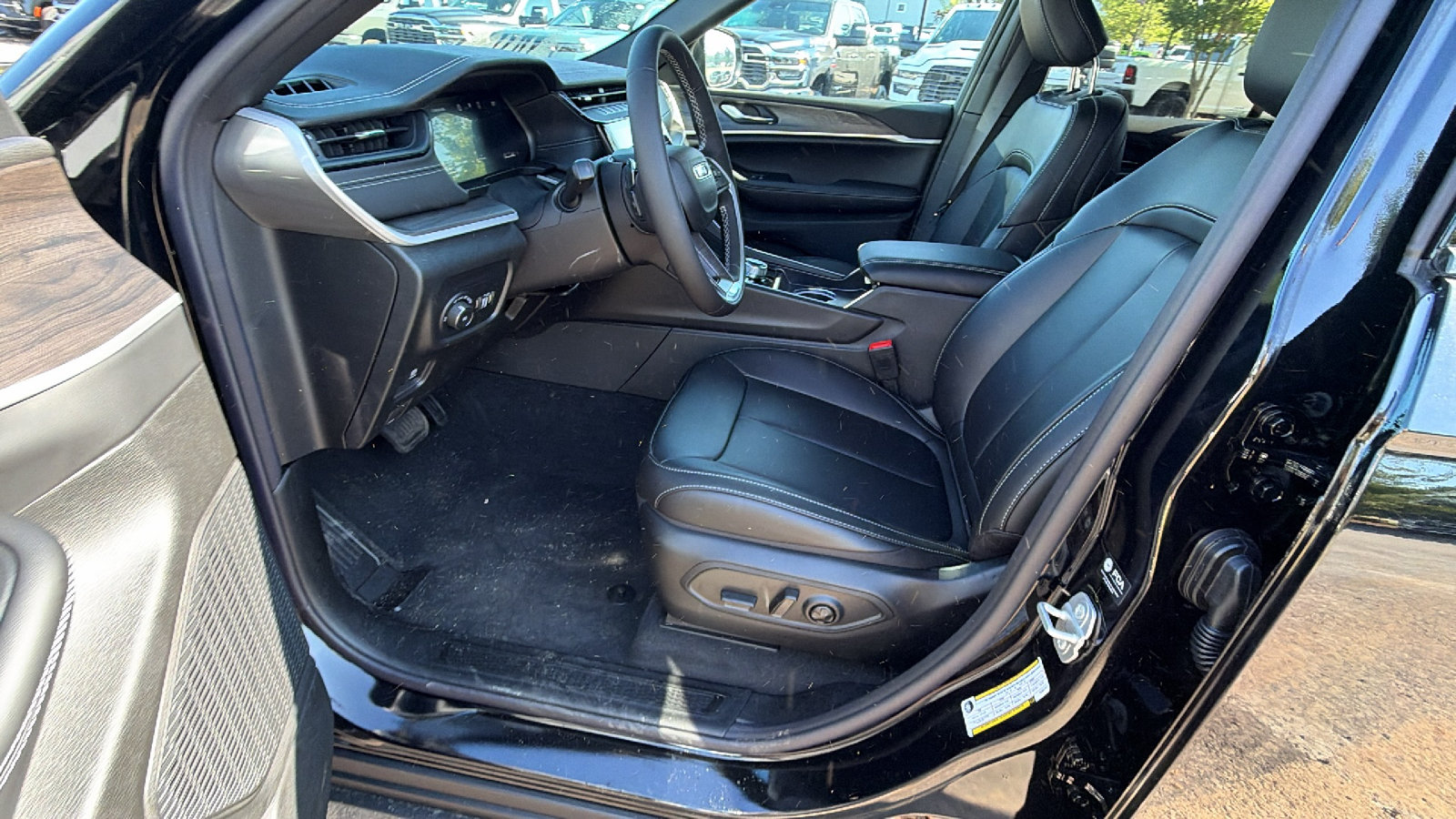New 2026 Jeep Grand Cherokee Limited w/ Limited Altitude Package AWD/4WD image 15