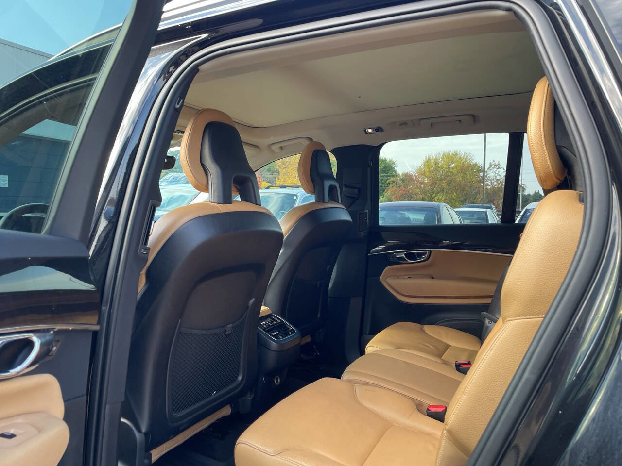 Used 2016 Volvo XC90 T6 Momentum image 11