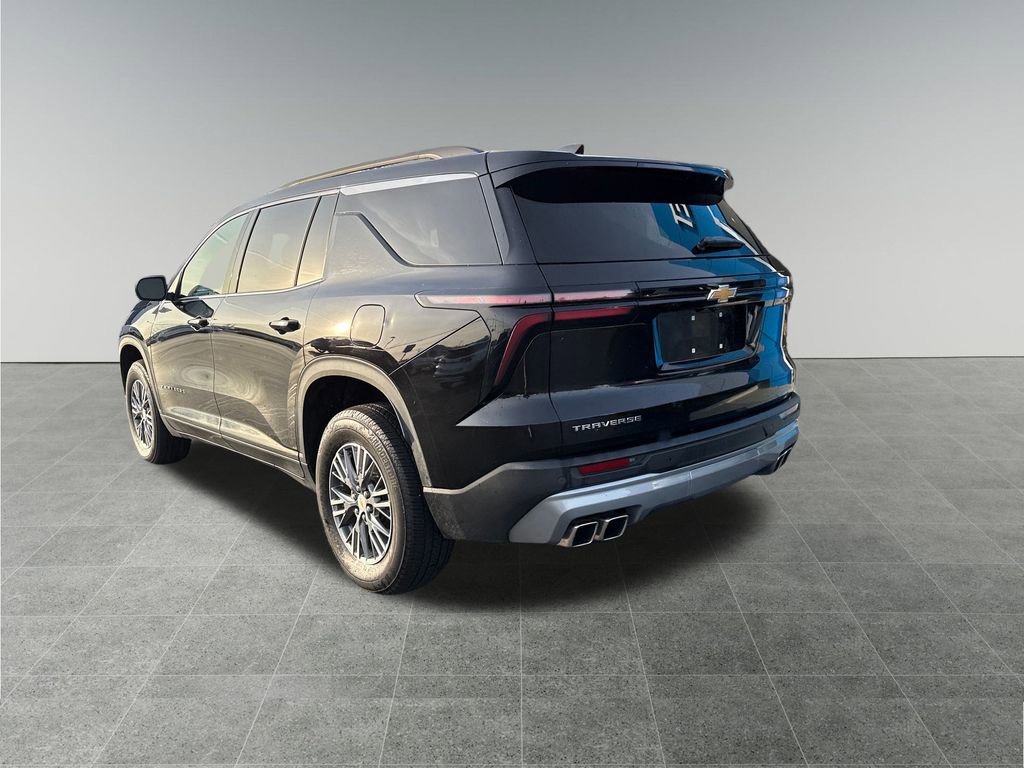 Used 2025 Chevrolet Traverse LT image 3