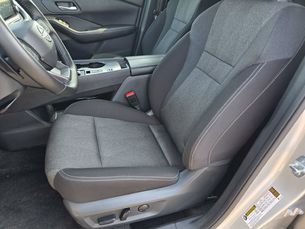 Used 2025 Nissan Rogue SV FWD image 19