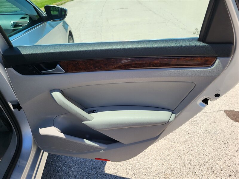 Used 2012 Volkswagen Passat 3.6 SEL Premium FWD image 27