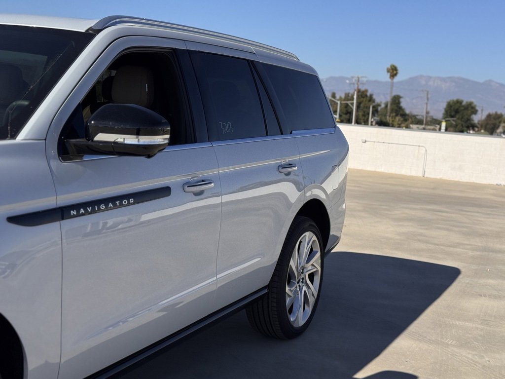 New 2025 Lincoln Navigator Black Label image 9