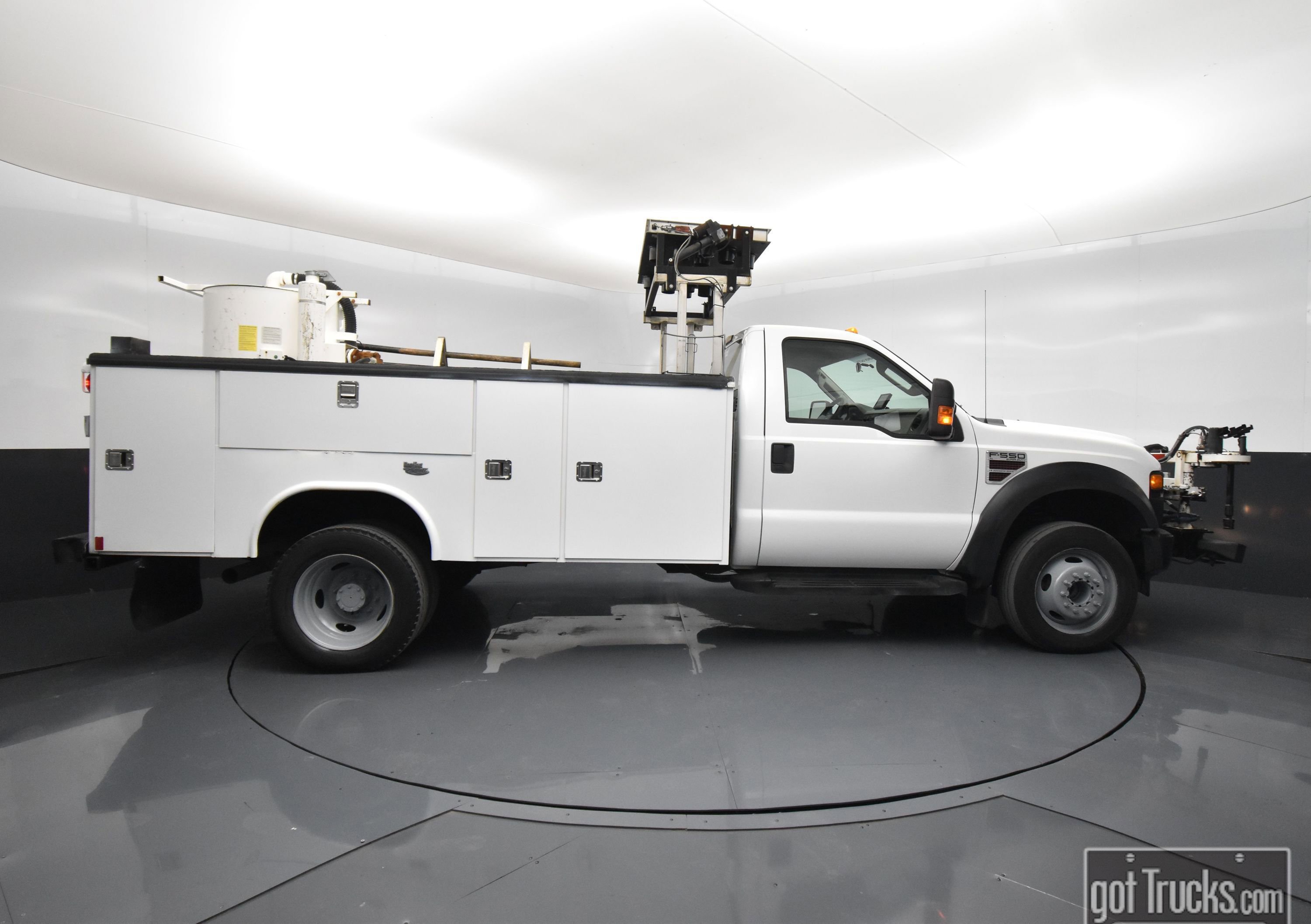 Used 2009 Ford F550 2WD Regular Cab Super Duty image 45
