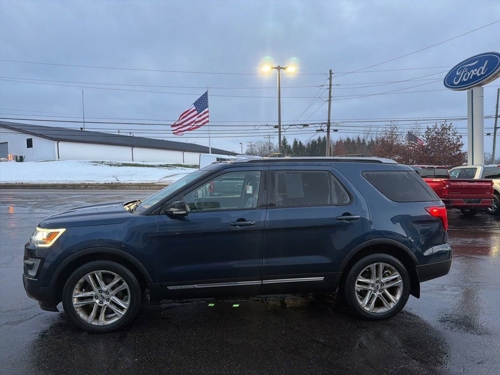 Used 2017 Ford Explorer XLT w/ Equipment Group 202A image 5