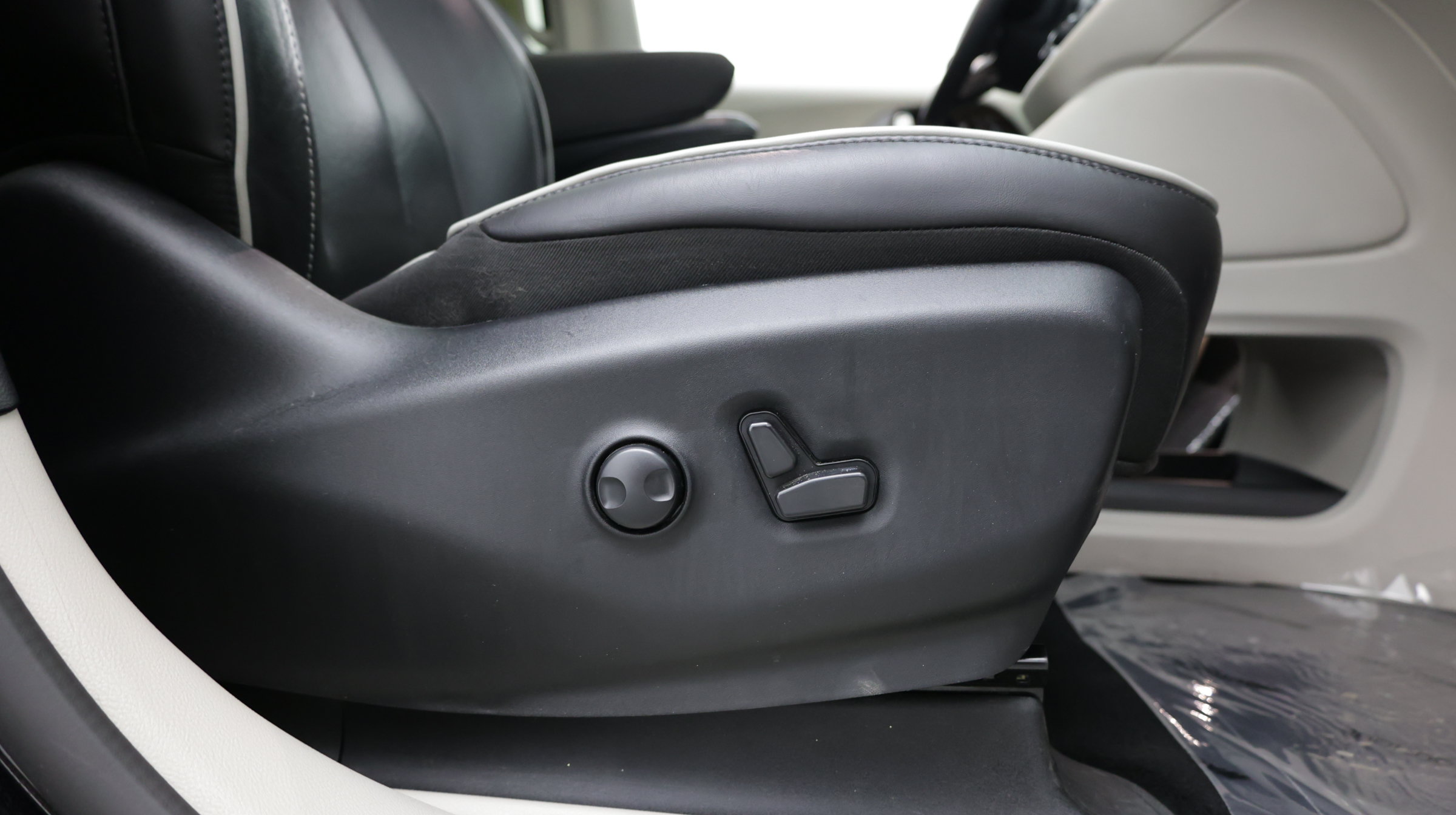 Used 2023 Chrysler Pacifica Limited FWD image 42