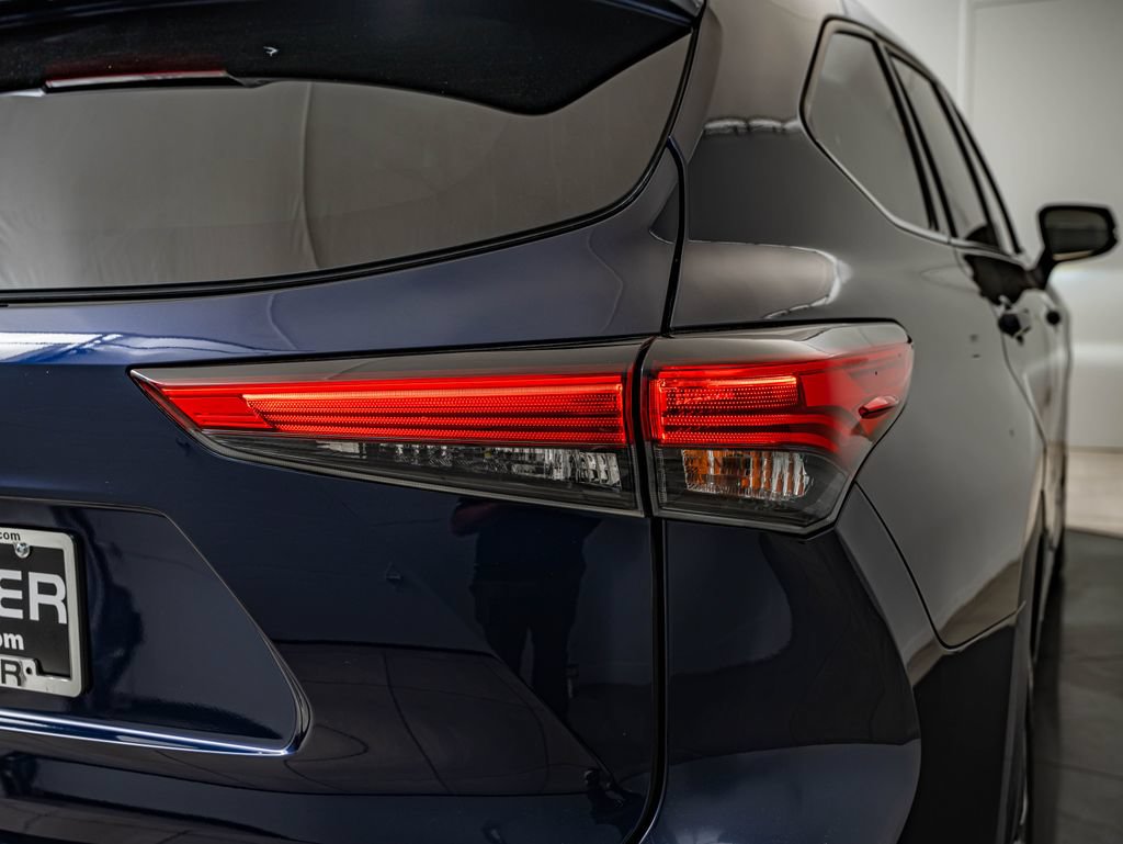 Used 2021 Toyota Highlander XLE AWD/4WD image 15