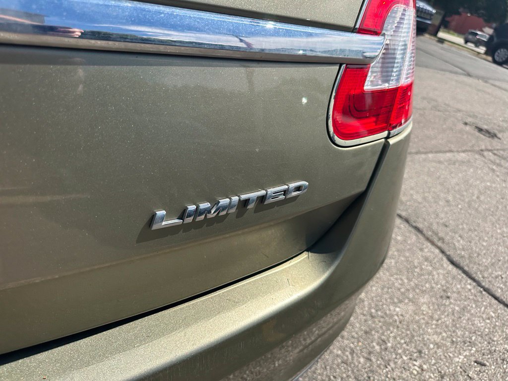 Used 2012 Ford Taurus Limited FWD image 23