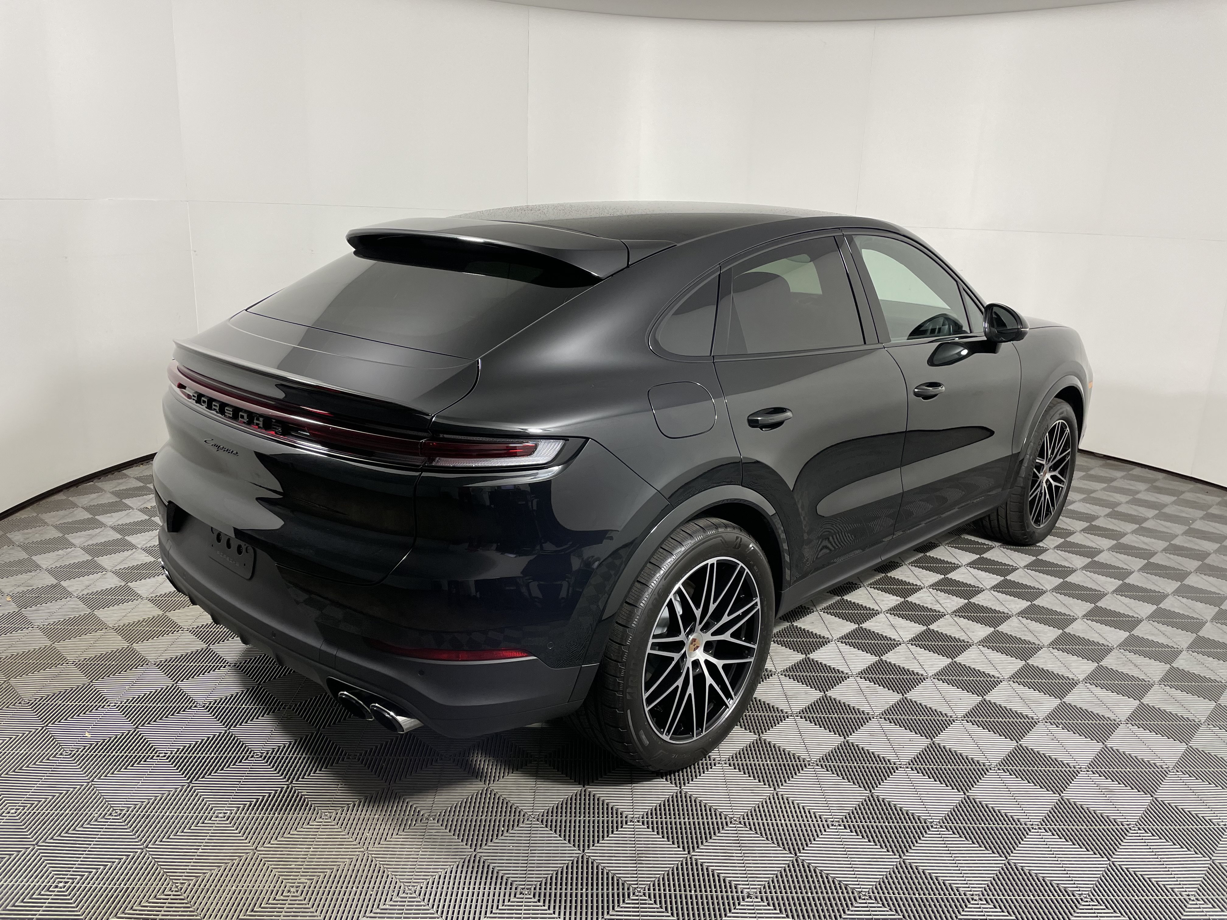 Used 2025 Porsche Cayenne Coupe AWD/4WD image 7